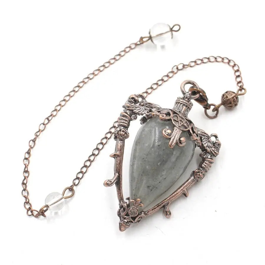 Pendule divinatoire de radiesthésie. Pendentif orné en forme de cône, pierre précieuse naturelle.