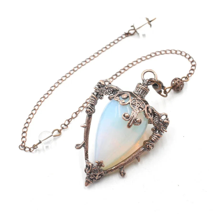 Pendule divinatoire de radiesthésie. Pendentif orné en forme de cône, pierre précieuse naturelle.