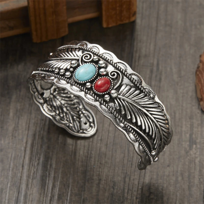 Bracelet shamanique en plumes turquoise. Manchette ouverte réglable.