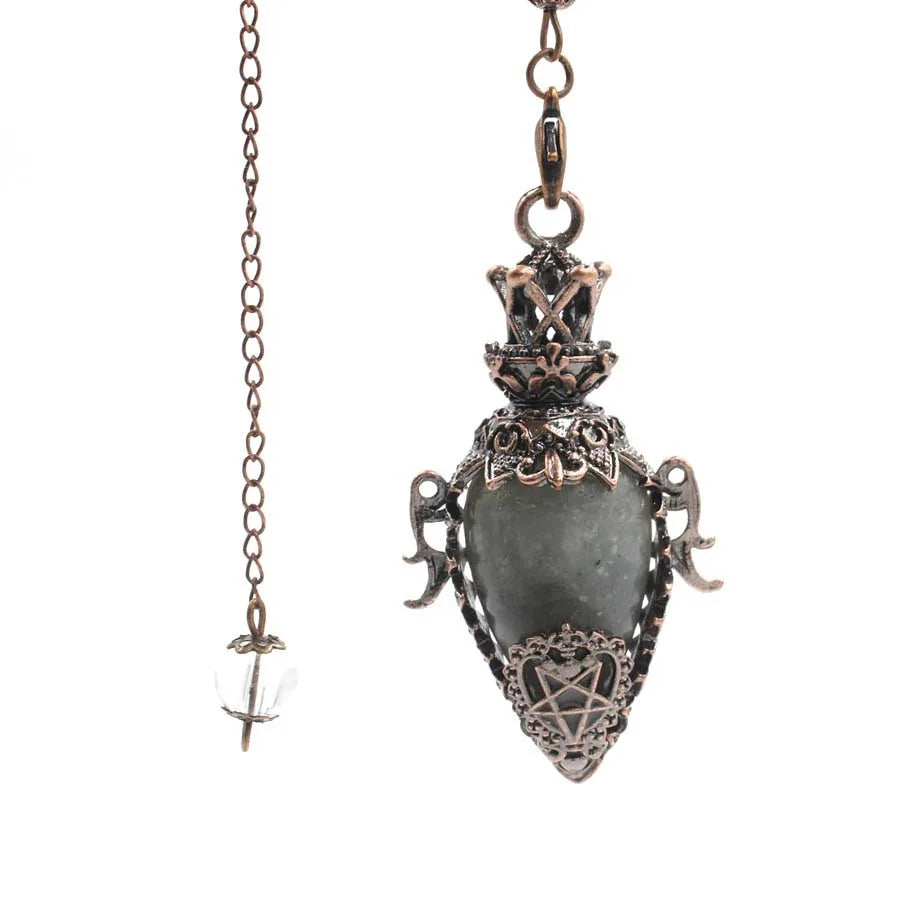 Pendule divinatoire de radiesthésie. Pendentif orné en forme de cône, pierre précieuse naturelle.