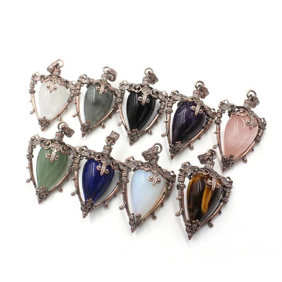 Pendule divinatoire de radiesthésie. Pendentif orné en forme de cône, pierre précieuse naturelle.