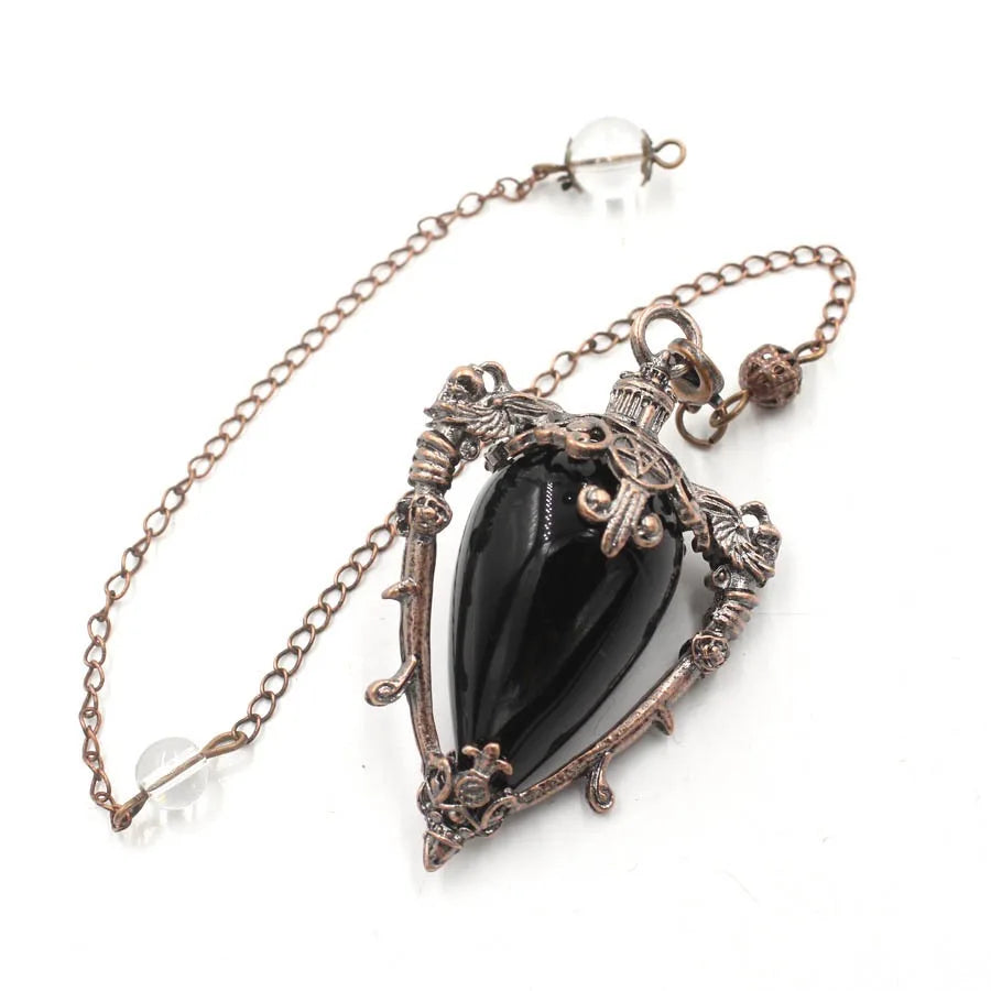 Pendule divinatoire de radiesthésie. Pendentif orné en forme de cône, pierre précieuse naturelle.