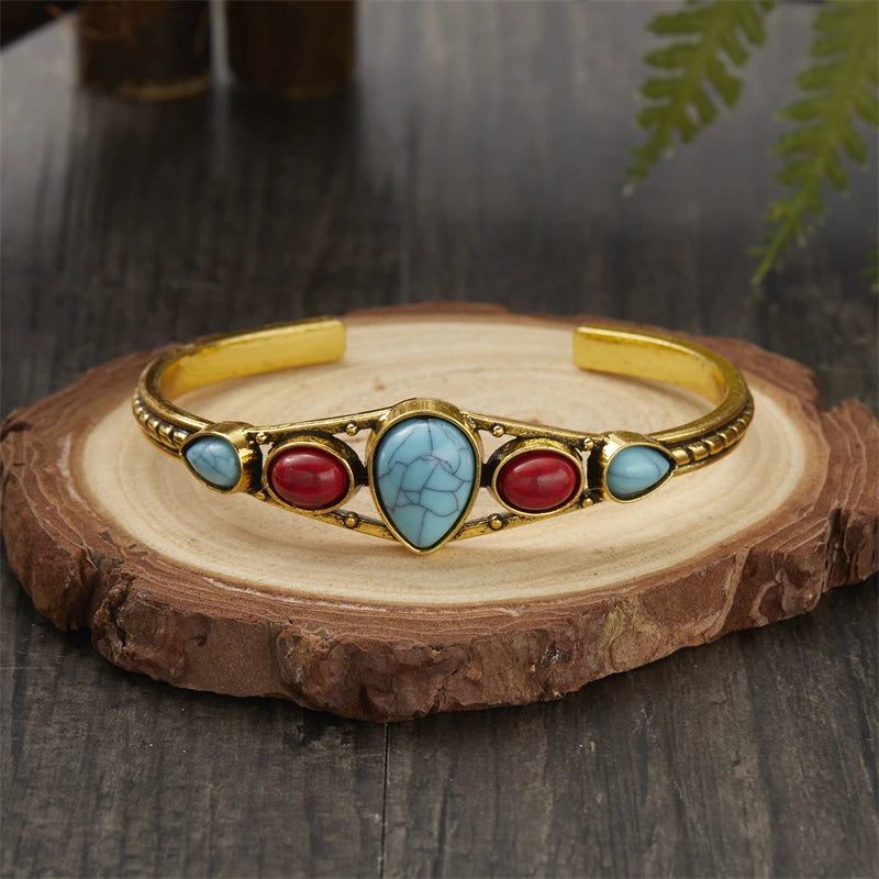 Bracelet shamanique en plumes turquoise. Manchette ouverte réglable.