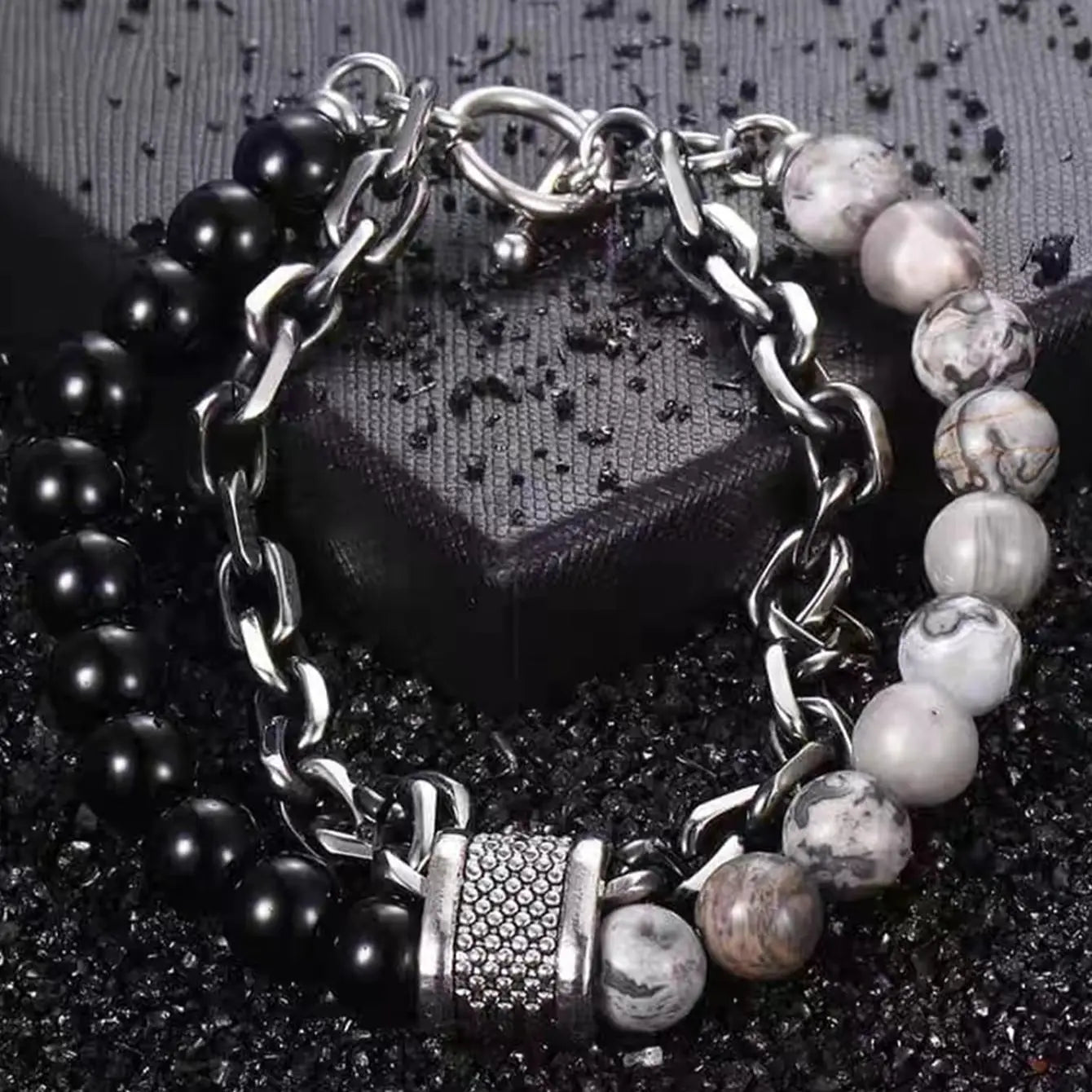 Bracelet en pierre naturelle noire perlée. 1 pièce
