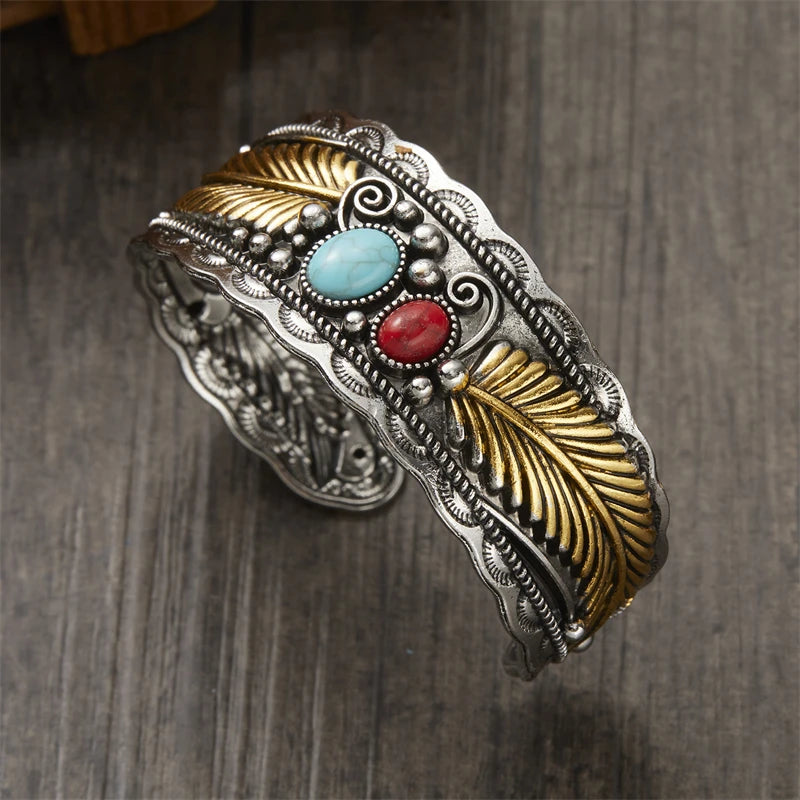 Bracelet shamanique en plumes turquoise. Manchette ouverte réglable.
