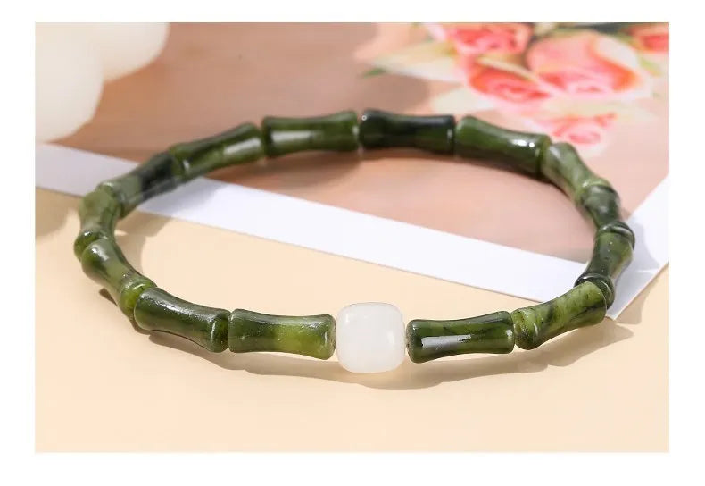 Bracelet en pierre naturelle Jade du sud. Perles en forme de Jiont. Énergie de guérison.