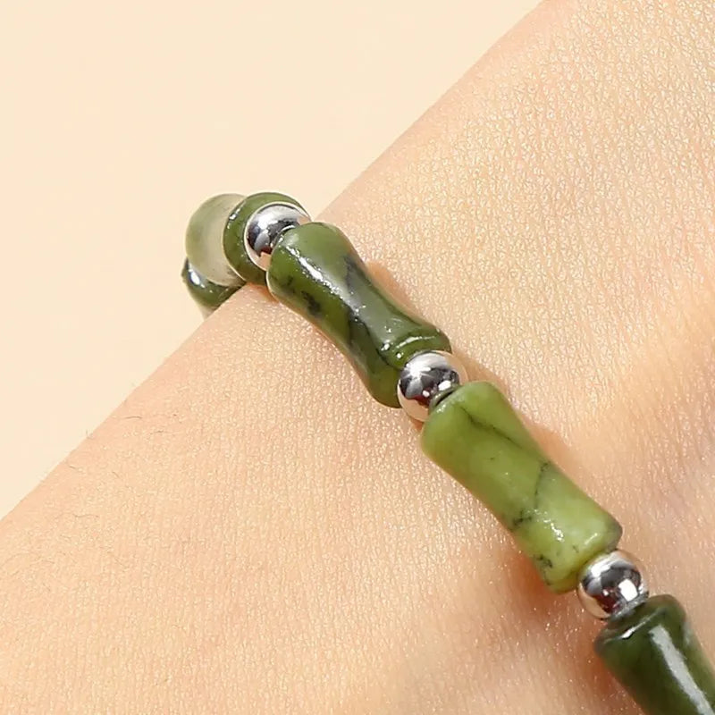 Bracelet en pierre naturelle Jade du sud. Perles en forme de Jiont. Énergie de guérison.