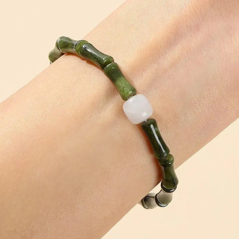 Bracelet en pierre naturelle Jade du sud. Perles en forme de Jiont. Énergie de guérison.